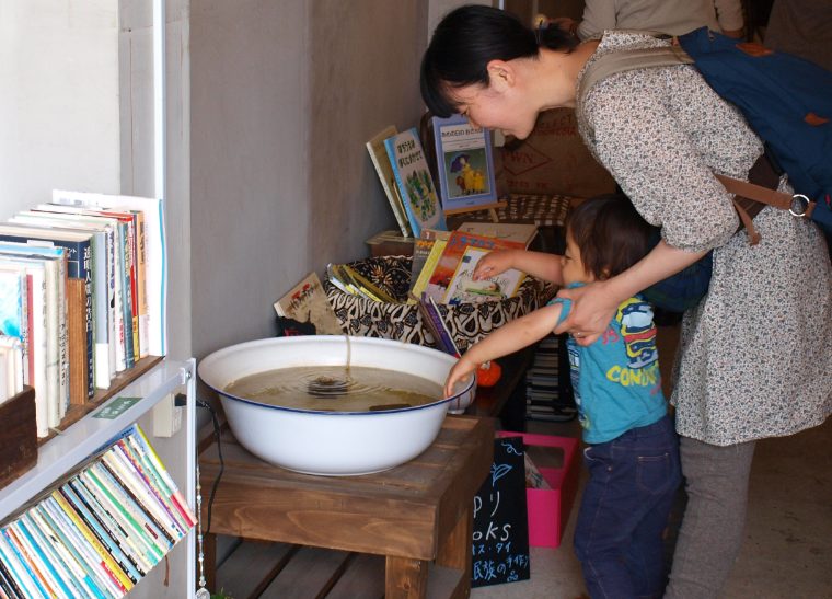 本屋の店先の水鉢